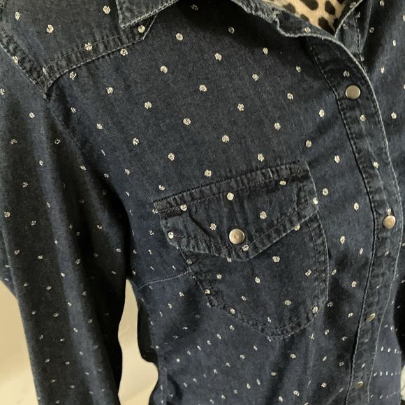 seven 7 Top Blouse L Blue Button Up Silver Polka Dot Pearl Snap Pockets Classic - Picture 4 of 7